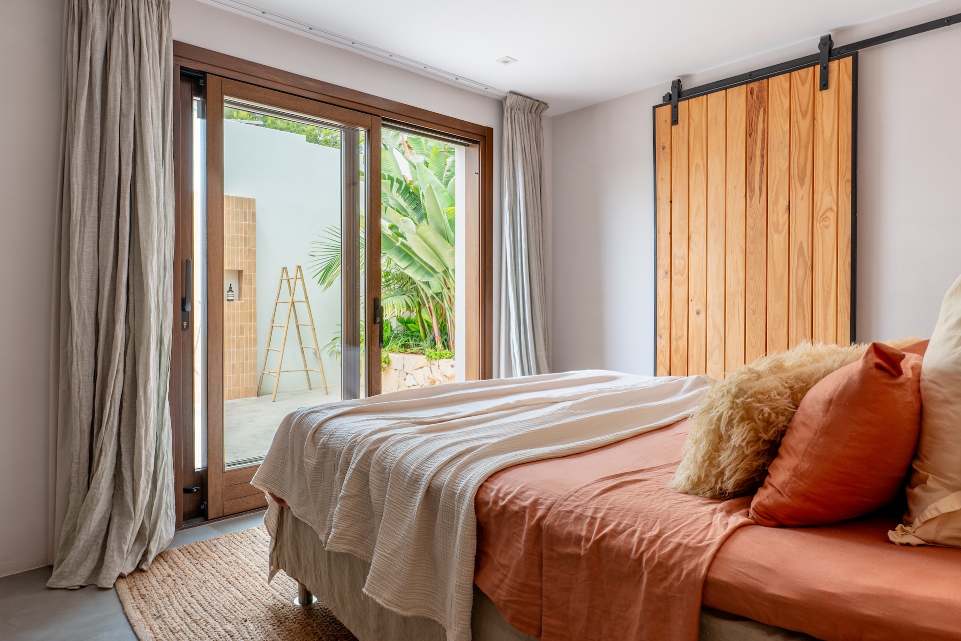 Resa Estates port des Torrent sale koop finca Ibiza bedroom .jpg